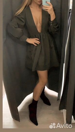 Платье глубокое декольте.черное платье