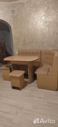 Угловой диван со столом и стулья