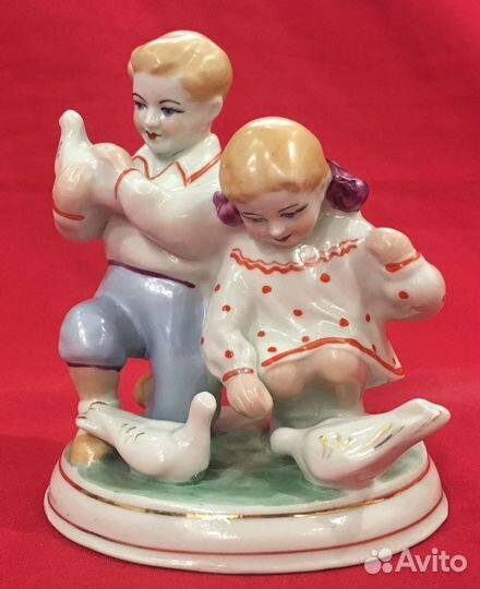Статуэтка фарфоровая. Дети кормят голубей. СССР