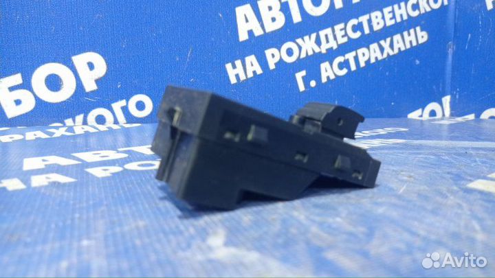 Кнопка стеклоподъемника Opel Astra J хэтчбек 2011