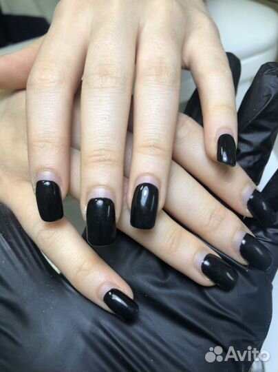 Мастер маникюра в салоне