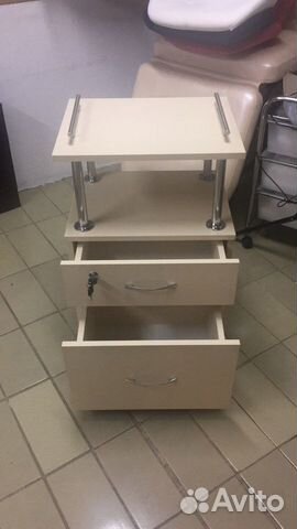 Тумба косметологическая на колесах
