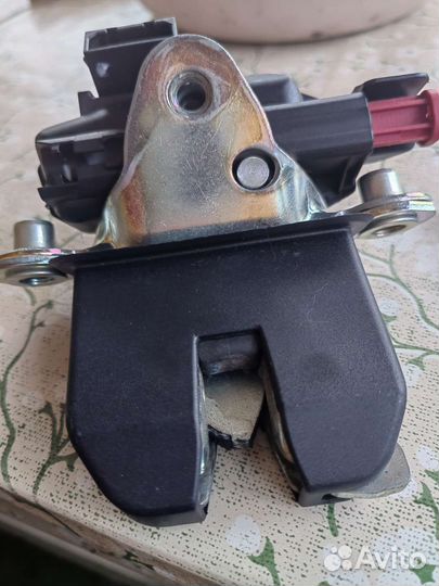 Замок багажника на поло седан