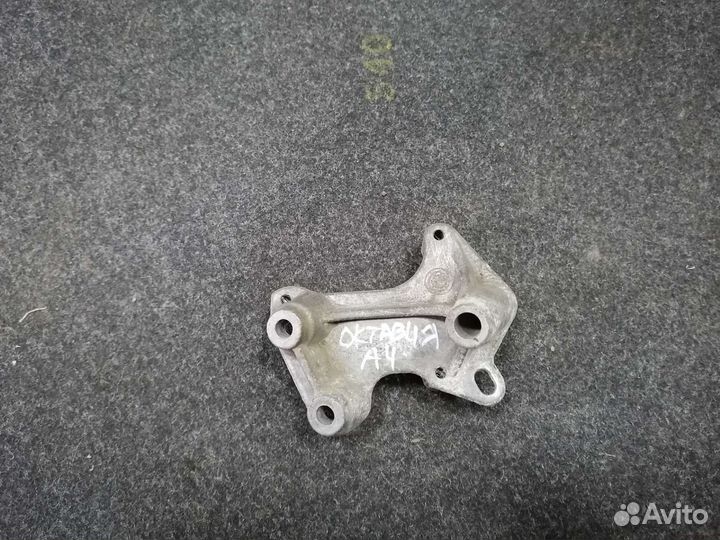 Кронштейн катушки зажигания Skoda Octavia a4