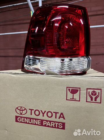 Задний левый фонарь на toyota 200