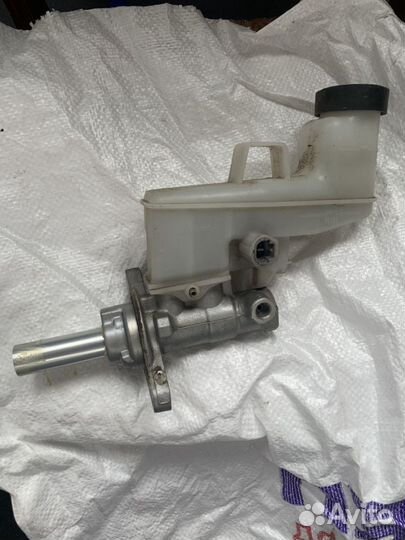 Бочок тормозной жидкости на Тойота Камри оригинал