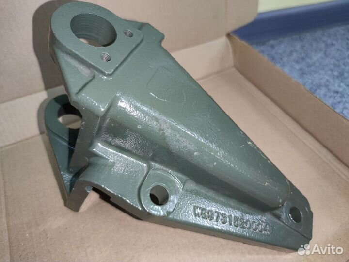 Передний кронштейн задней рессоры хово