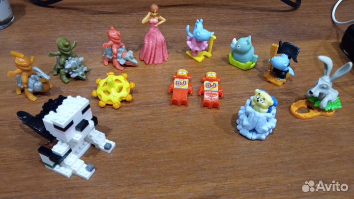 Игрушки из киндера и лего