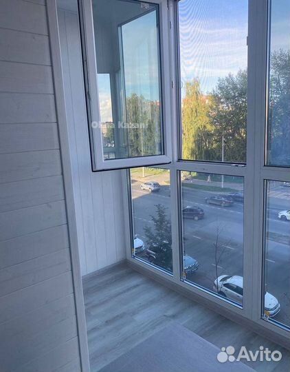 Обшивка балкона деревом