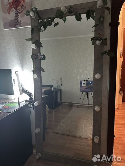 Гримерное зеркало с лампочками