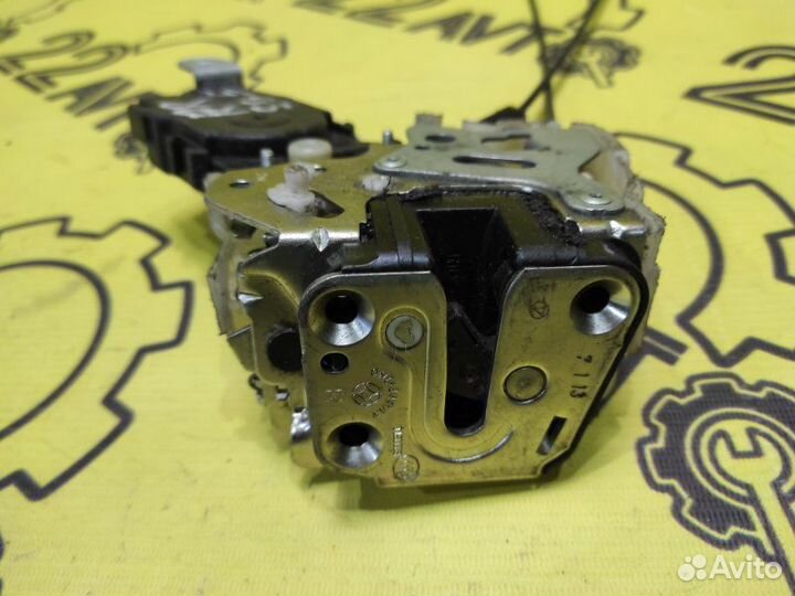 Замок двери задний правый Subaru Forester SG5