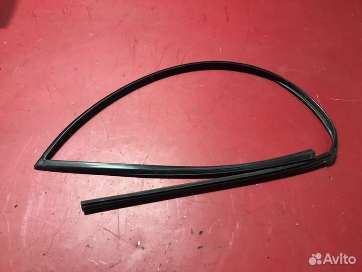 Уплотнитель стекла двери передний левый Mazda 6 GG