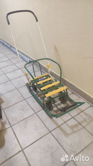 Санки на колесах с ручкой