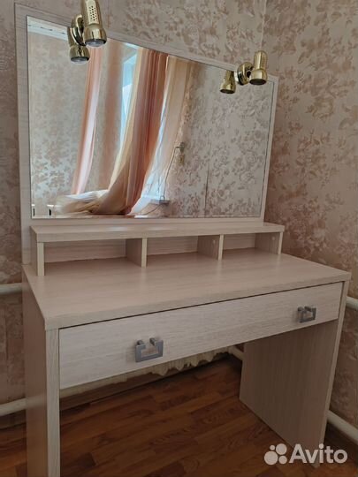 Туалетный столик с зеркалом