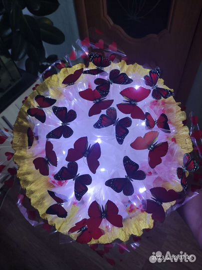 Букет с бабочками светящейся