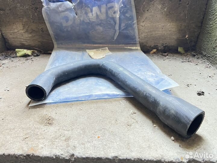 Патрубок радиатора Mercedes W124 М102