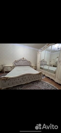 Продаю спальный гарнитур