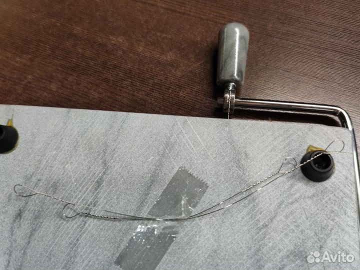 Нож для сыра на мраморе струнный