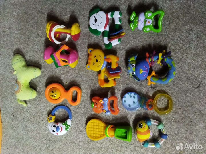 Развивающийся коврик и погремушки