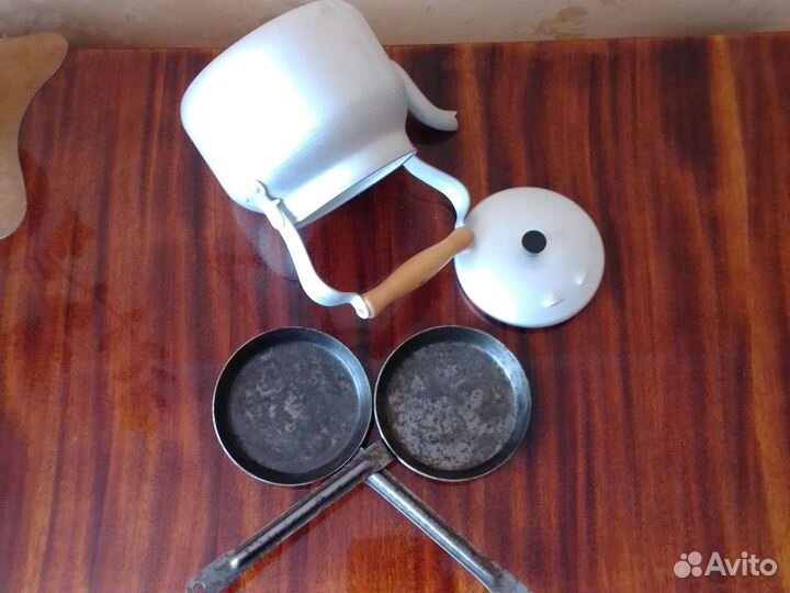 Сковородки и чайник
