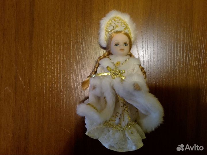 Кукла фарфоровая