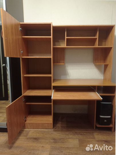 Компьютерный стол с полками и шкафом