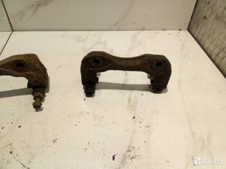 Скоба суппорта переднего Hyundai-Kia Sonata NET