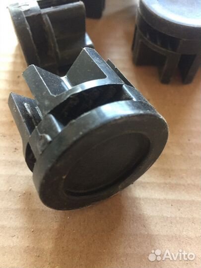 Стекло и фишки для стеллажей из стекла