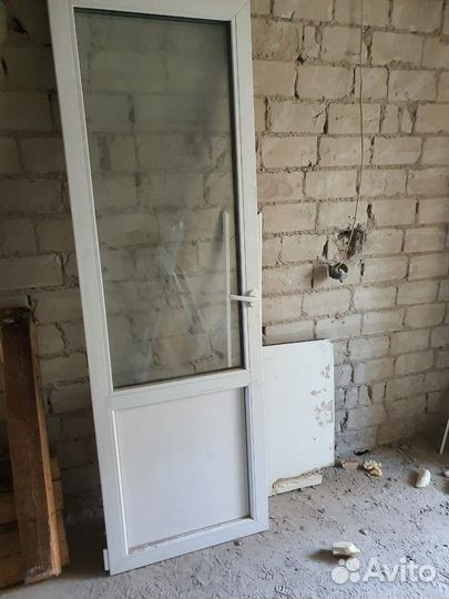 Дверь пластиковая бу с окном