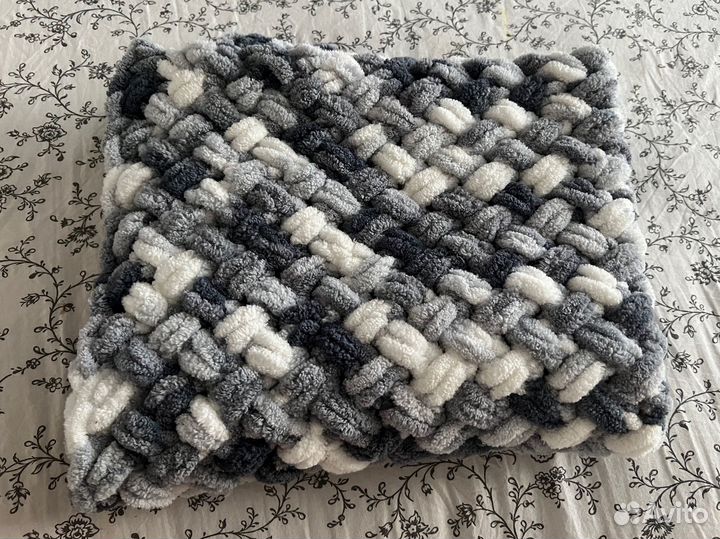 Вязаный плед ручной работы
