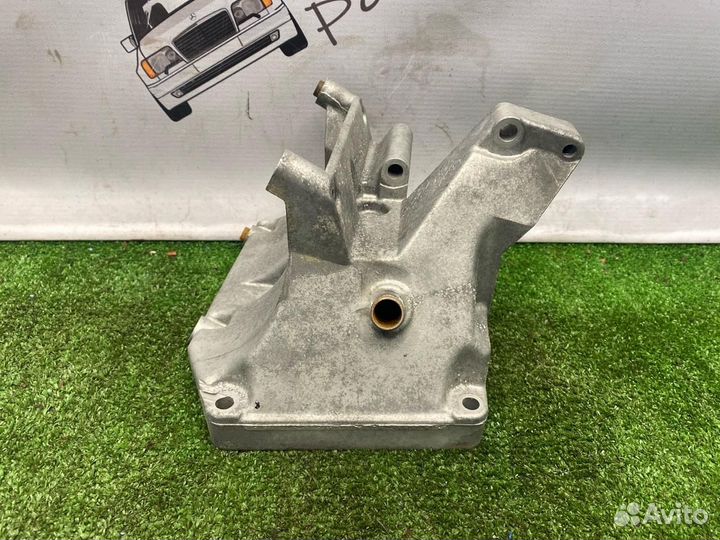 Кронштейн компрессора кондиционера Mercedes-Benz