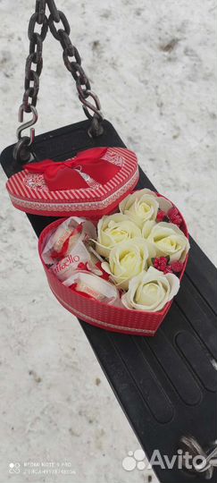 Подарок в сердце конфеты и цветы