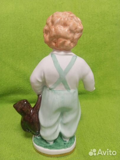 Статуэтка Мальчик с мишкой Лфз