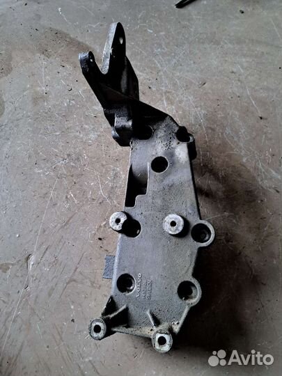 Кронштейн генератора Volvo S80