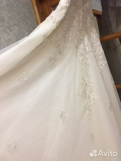 Свадебное платье со шлейфом