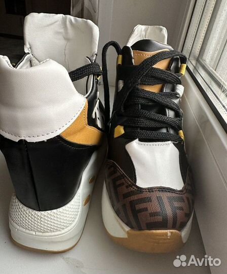 Кроссовки женские