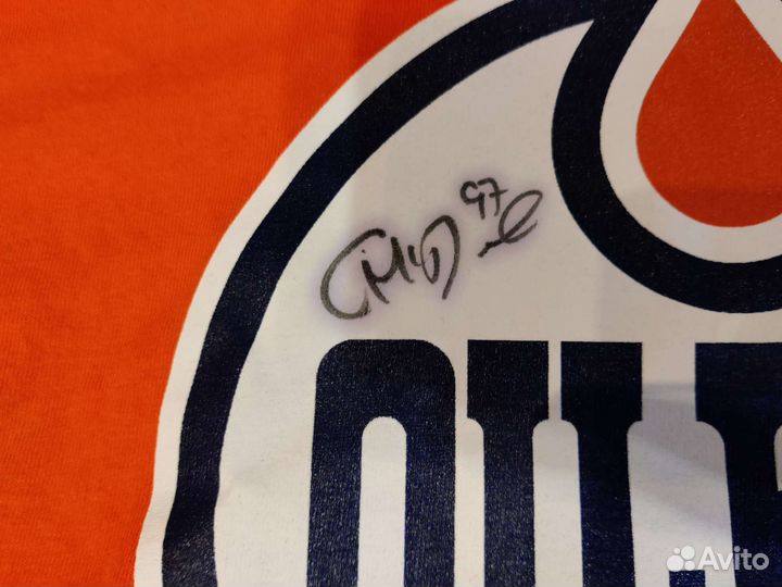 Автограф Коннора Макдэвида на футболке NHL