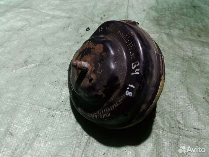 Подушка двигателя передняя Volkswagen Passat B4