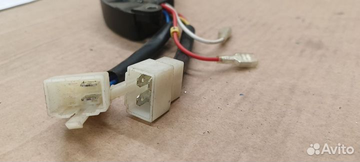 Регулятор Автоматический напряжения (AVR) (2 колод