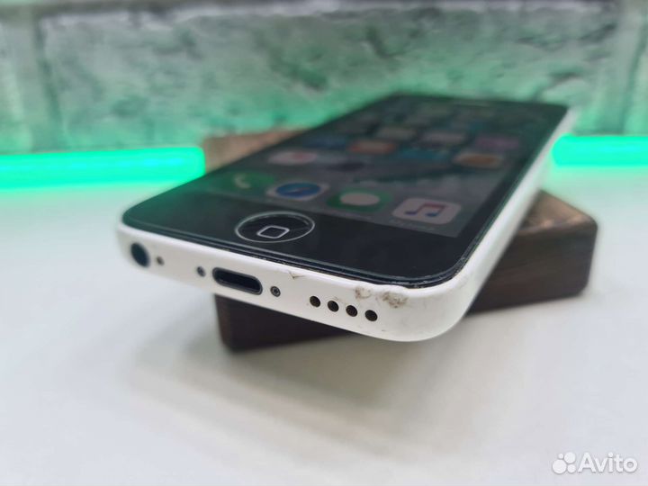 П.7793 iPhone 5C 8Gb