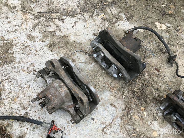 Передние суппорта и колодки Mitsubishi Lancer X