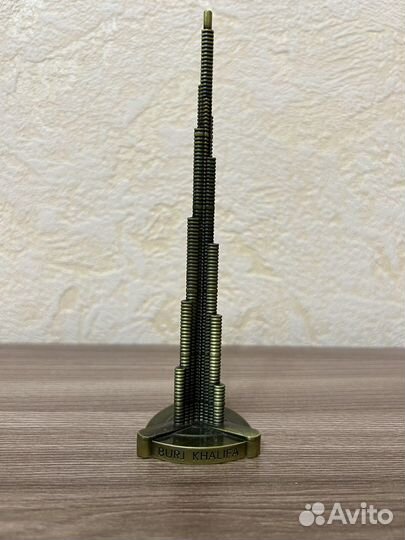 Песочные часы и статуэтки из разных стран