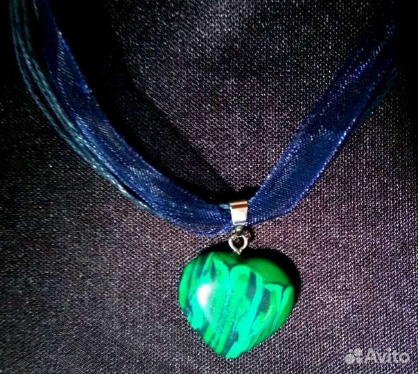 Кулон малахитовой сердце на шелковой ленте