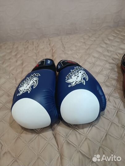 Боксерские перчатки 10 oz новые 2 пары