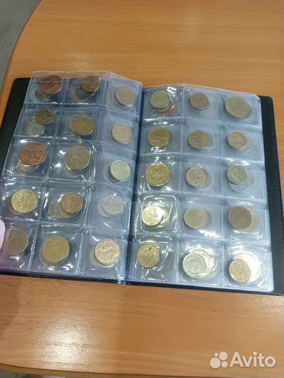 Альбом с иностранными монетами 120 шт