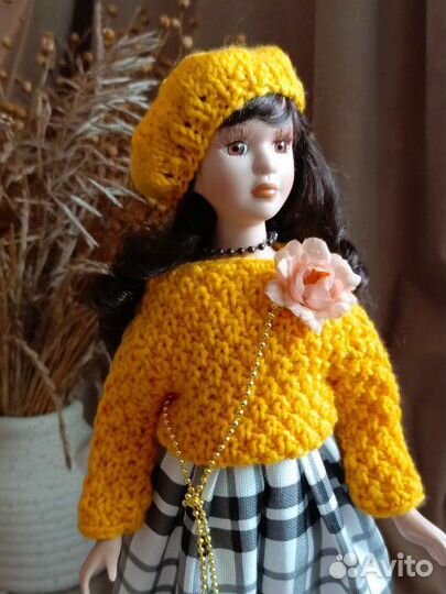 Кукла фарфоровая