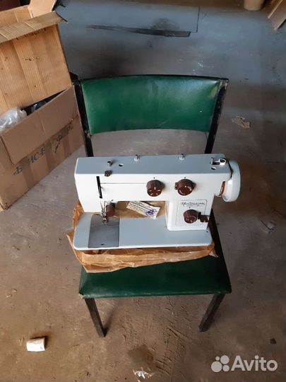 Швейная машинка чайка 143c тумбой