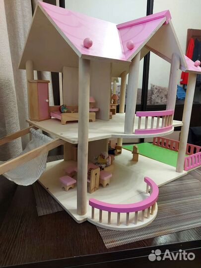 Кукольный домик с мебелью