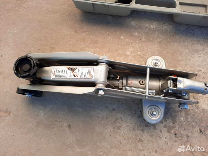 Домкрат гидравлический подкатной 2т