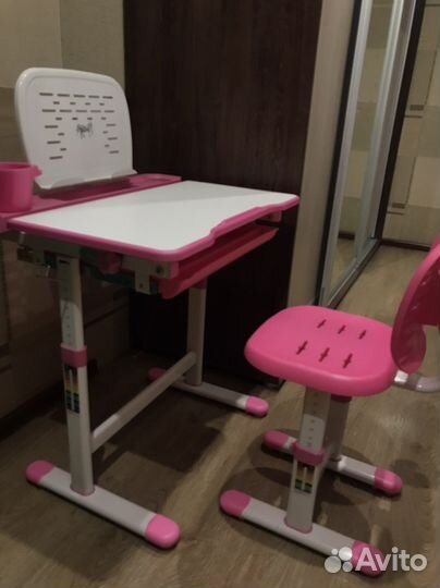 Детский письменный стол и стул